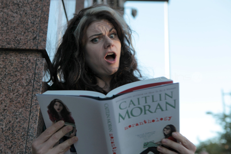 Caitlin Moran, zdroj http://awesomepeoplereading.tumblr.com