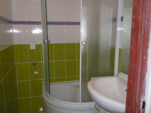 Fungl nová sprcha. Před vybouráním.