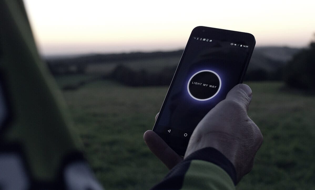 Bloudíte ve tmě? Dron vám posvítí na cestu!